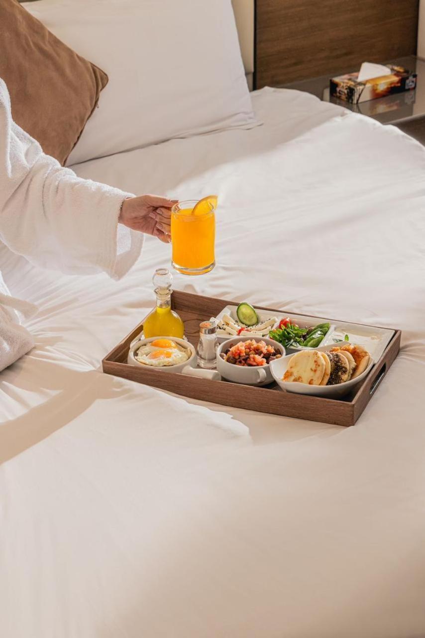 Country Lodge Hotel & Resort Бейрут Экстерьер фото